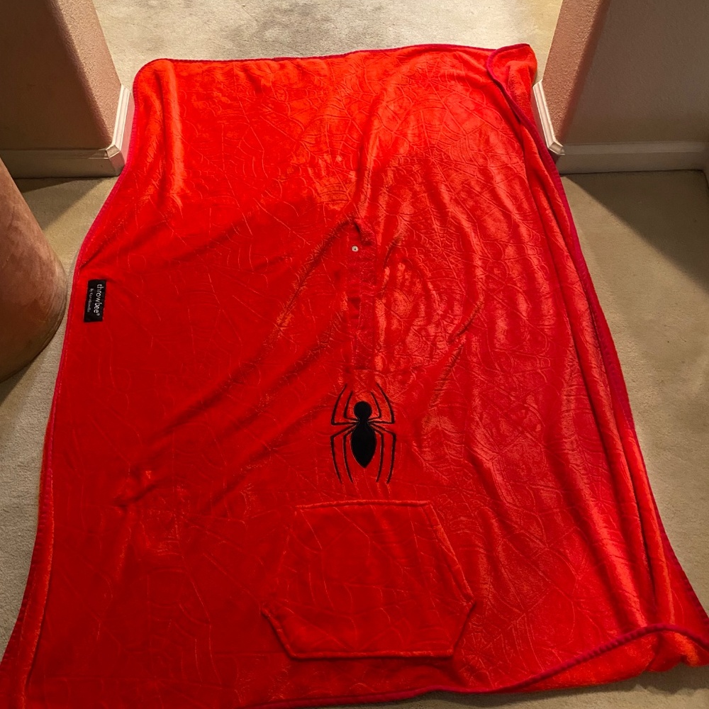 Spiderman Throwbee Poncho Blanket - Picture 3 of 4